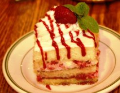 Gulliver's authentic English trifle with strawberry